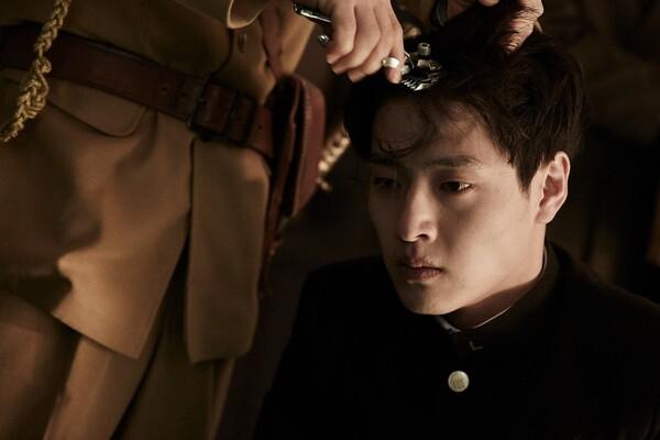 진짜로 밀었다! 영화를 위해 삭발까지 감행한 스타들