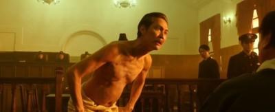 특수분장의 힘을 빌려 노인으로 변신한 배우 8