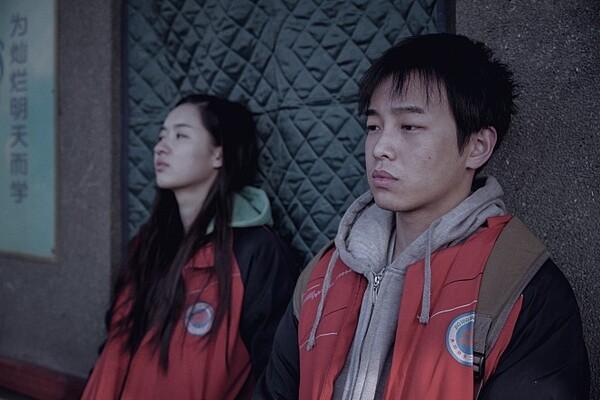 <코끼리는 그곳에 있어>가 고독과 소외, 분쟁, 광기에 싸인 현실 세계를 모자이크하는 방식