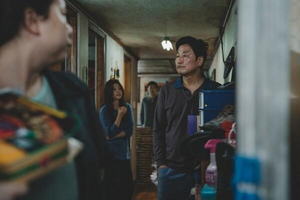 [영화 속 법률] <기생충>, 상대 냄새 때문에 코를 막았다면 모욕죄일까?