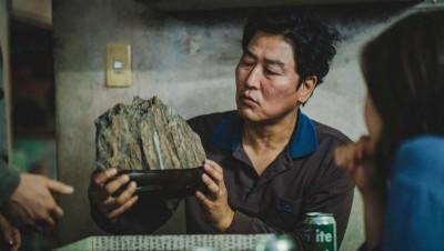 <기생충>, 미국 OTT 훌루에 데뷔하며 역대 주간 재생수 신기록 갱신