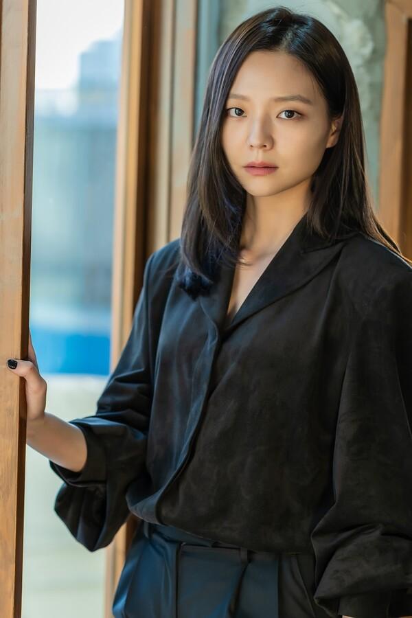 [인터뷰] <삼진그룹 영어토익반> 이솜, “90년대 스타일? 장만옥과 엄마를 따라 했죠”