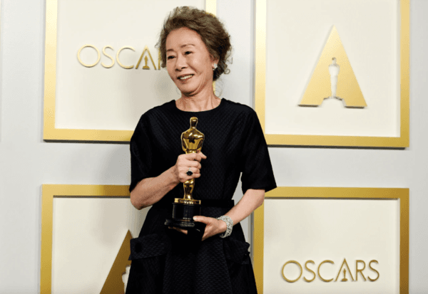 한국 배우 최초, 오스카 트로피 품에 안은 윤여정에 대한 소소한 사실들