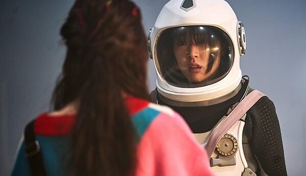 <에스에프에잇(SF8)> ‘우주인 조안’ – 비극이 아닌, 찬란한 일상을 살다