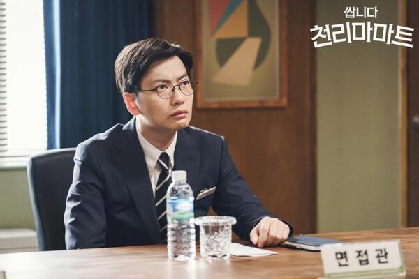 <쌉니다 천리마마트>, ‘그랜절’을 해야 할 때와 고개를 바짝 들어야 할 때를 구분하는 법