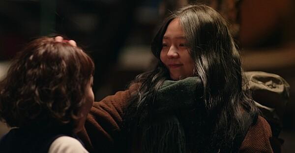 '가난을 너무 팬시하게 그렸다?' <소공녀>, 미소의 붉은 텐트를 생각하며