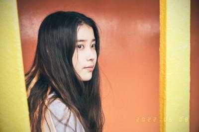아무 의문 없이 당도한 지금, 아이유가 부르고 이지은이 연기한 궤적들