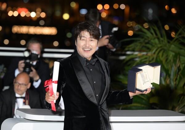 무려 7번! 칸 레드카펫 최다 배우 송강호의 영화들