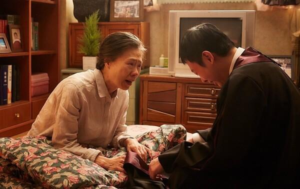 <신과 함께: 죄와 벌>, 생과 사를 넘어 위로받을 수 있다는 어떤 믿음에 대하여