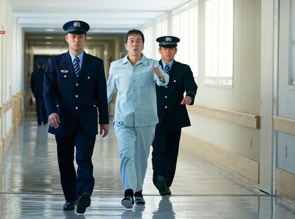평범해지고 싶은 야쿠자가 꿈꾸는 <멋진 세계>, 우리 세계는 이미 망가진 게 아닐까