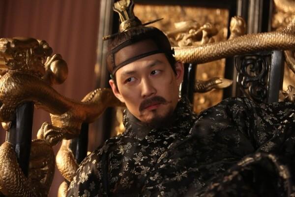 연기 짬바 무엇? 이젠 연출도 하는데, 멜로·오컬트·액션까지 다 소화한 이정재