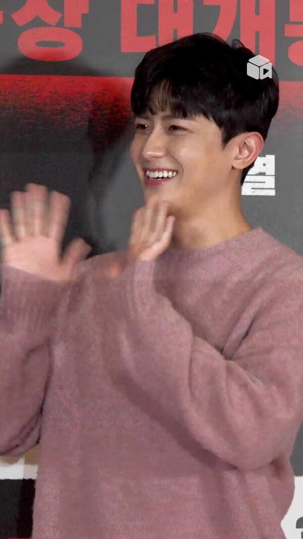 핑크색 니트남... 치얼업의 그 연하남 맞죠? A: 넹 김신비 배우입니다^^ [대외비]