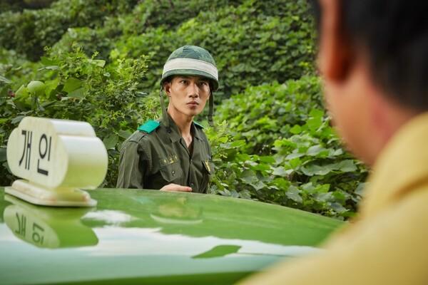 〈택시운전사〉, 짐승의 시간을 거부한 박중사가 건네는 질문