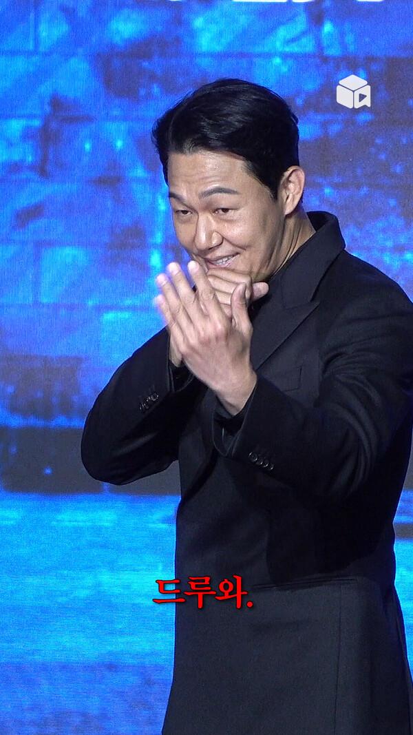 박성웅 오늘 기분 좋은 날인데 사람들이 자꾸 화났는지 물어봄ㅠ [사냥개들]