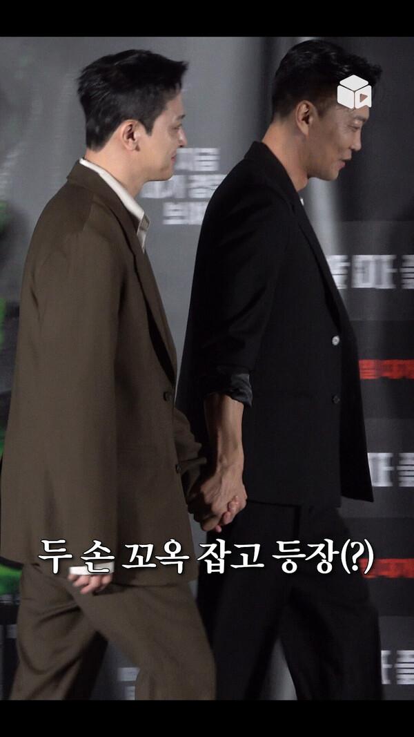 포토타임 최초? 손 꼬옥 잡고 등장 하는 두 배우 [악마들]