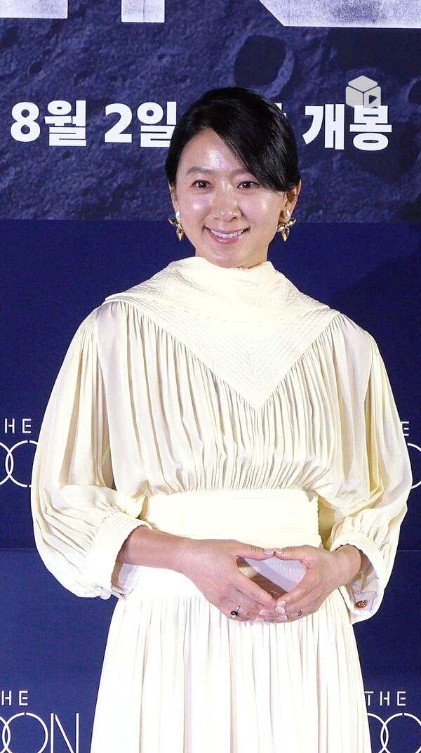 김희애 배우의 우아한 카리스마 [더 문]
