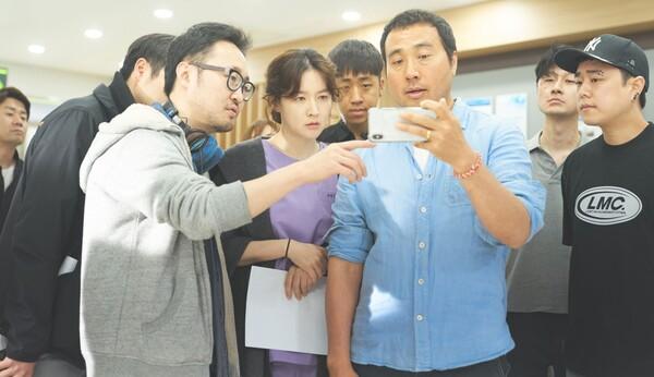 〈나를 찾아줘〉촬영현장의 이모개 촬영감독(스마트폰을 들고 있는 이)