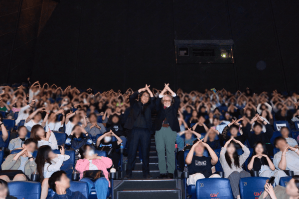 행사를 마치고 관객들과 함께 인증샷을 찍은 봉준호, 조지 밀러 (사진 제공: 워너브라더스 코리아)