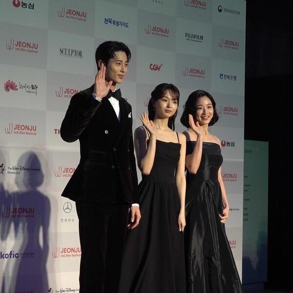 Jeonju Film Festival Red Carpet Scene. (From left) Byun Woo-seok, Park Moon-ah, Bang Hyo-rin