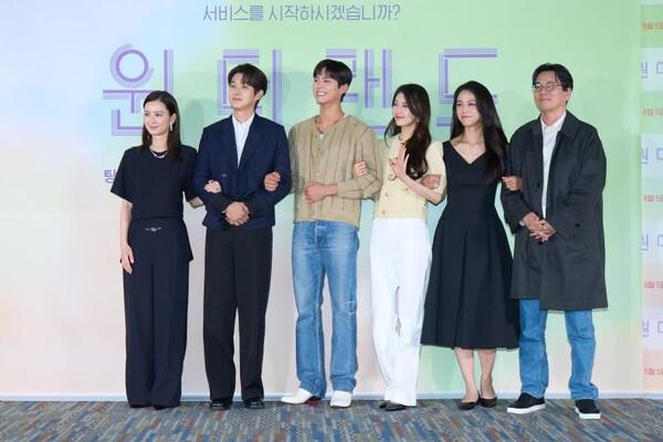 (왼쪽부터) 배우 정유미, 최우식, 박보검, 수지, 탕웨이, 김태용 감독. 사진제공=㈜에이스메이커무비웍스