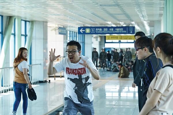 연상호 감독, 할리우드 진출.. 디카프리오 제작사와 손 잡았다
