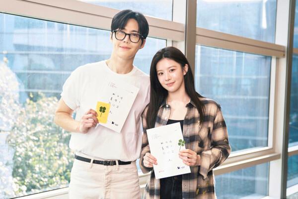 홍자매 표 김선호X고윤정의 로맨스! 넷플릭스 시리즈 〈이 사랑 통역 되나요?〉 제작 확정