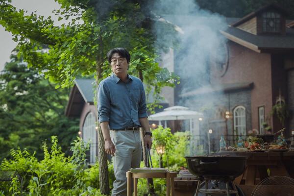 김윤석 17년 만에 드라마 복귀! 〈아무도 없는 숲속에서〉 외 8월 넷째 주 OTT 신작 (8/22~8/28)