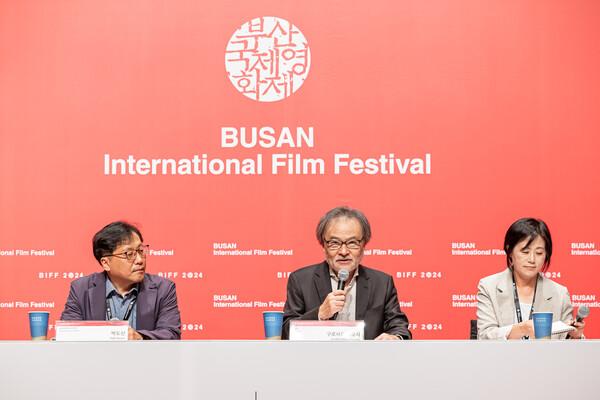 〈클라우드〉, 〈뱀의 길〉 두 편을 들고 제29회 부산국제영화제에 참석한 일본 장르영화 거장 구로사와 기요시 감독(가운데)이 10월 3일 해운대 센텀시티 문화홀에서 열린 갈라 프레젠테이션 기자회견에서 발언하고 있다. (사진 제공=부산국제영화제 홍보팀)