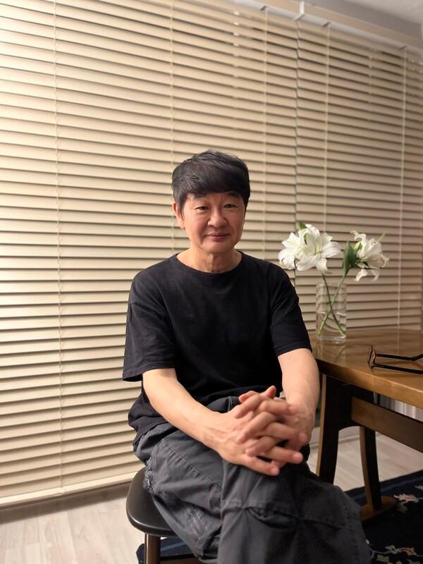 〈보통의 가족〉 허진호 감독. 사진제공=(주)하이브미디어코프, (주)마인드마크