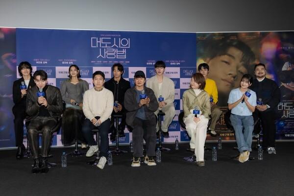 [인터뷰] 티빙 시리즈 〈대도시의 사랑법〉릴레이 인터뷰① 허진호, 홍지영 감독 “남자끼리 키스하는 장면 예쁘더라”