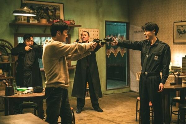 〈더 킬러스〉  중 '모두가 그를 기다린다'