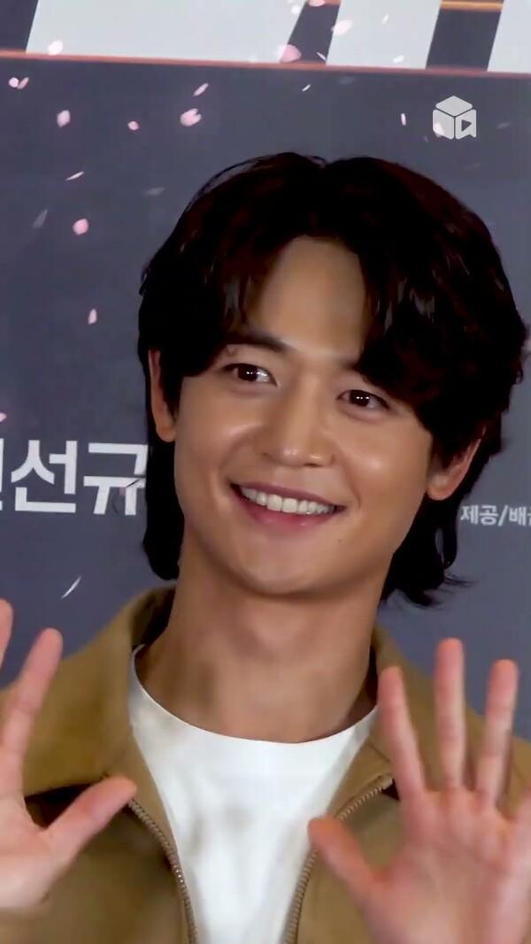중간에 민호(MINHO) 웃는 거 한 번만 봐주세요 후회 안 해요