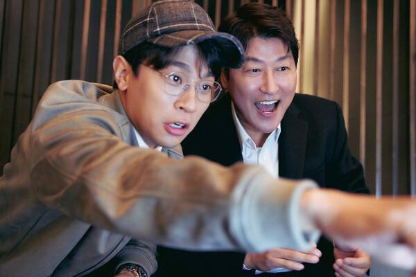 〈1승〉 구단주 강정원 역의 박정민(왼)​