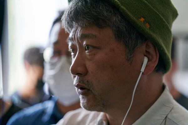 〈브로커〉촬영장의 고레에다 히로카즈 감독