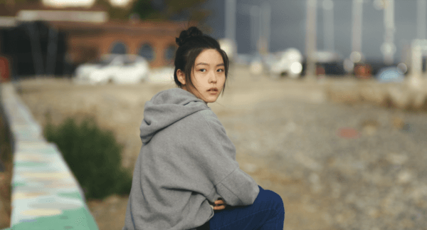 모두가 피해자라 생각하는 가족 안에서, 한 소녀의 힘겨운 생존기 〈문워크〉