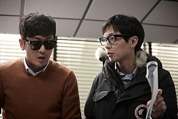 〈더 테러 라이브〉 촬영 당시 하정우(왼)와 김병우 감독