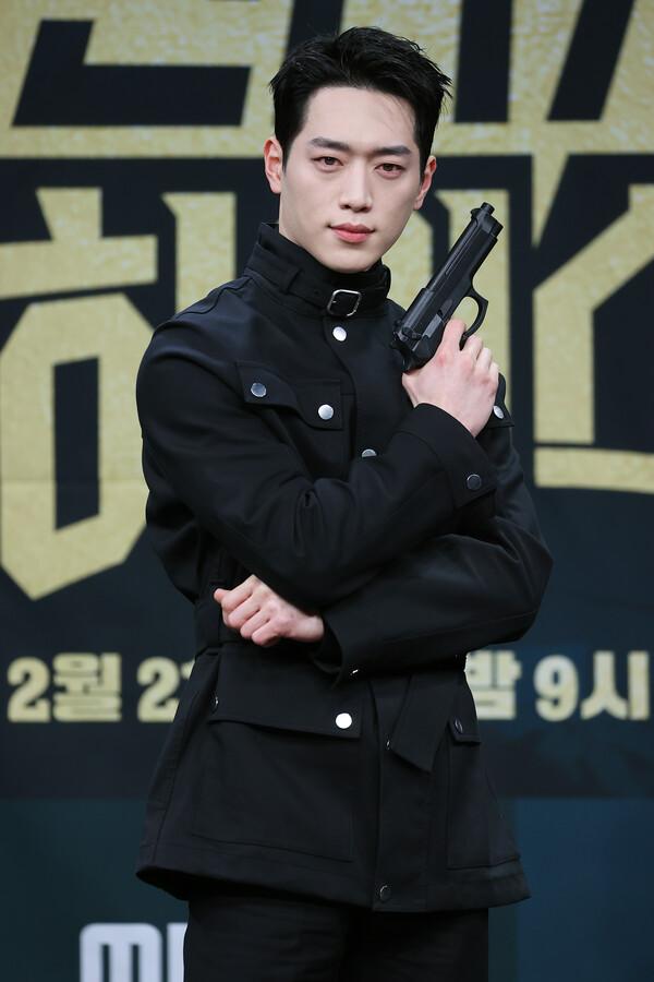 '언더커버 하이스쿨' 주연 맡은 서강준 (서울=연합뉴스) 진연수 기자 = 배우 서강준이 20일 오후 서울 마포구 MBC 골든마우스홀에서 열린 MBC 새 금토드라마 〈언더커버 하이스쿨〉 제작발표회에서 포즈를 취하고 있다. 2025.2.20