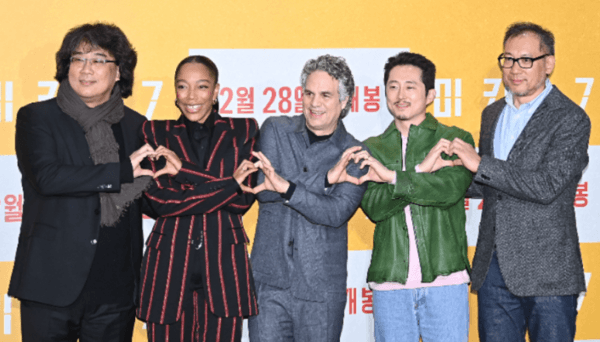 봉준호 감독, 나오미 애키, 마크 러팔로, 스티븐 연, 최두호 프로듀서(왼쪽부터)(사진제공=워너브러더스코리아)