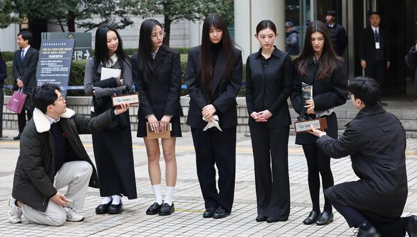 법정출석 마치고 질문에 답하는 뉴진스(NJZ) (서울=연합뉴스) 김인철 기자