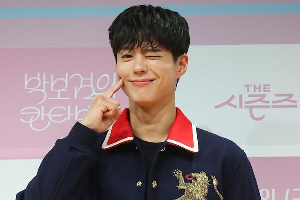 〈더 시즌즈〉 일곱 번째 MC 박보검, 직접 시그널송 작사 맡는다