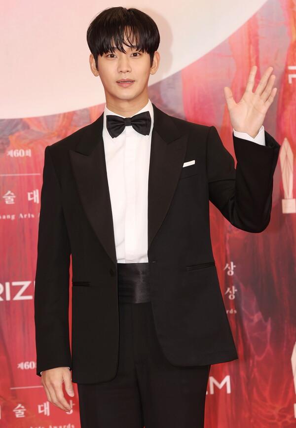 김수현, '故김새론 교제 논란'…다음 주 공식 입장 발표한다