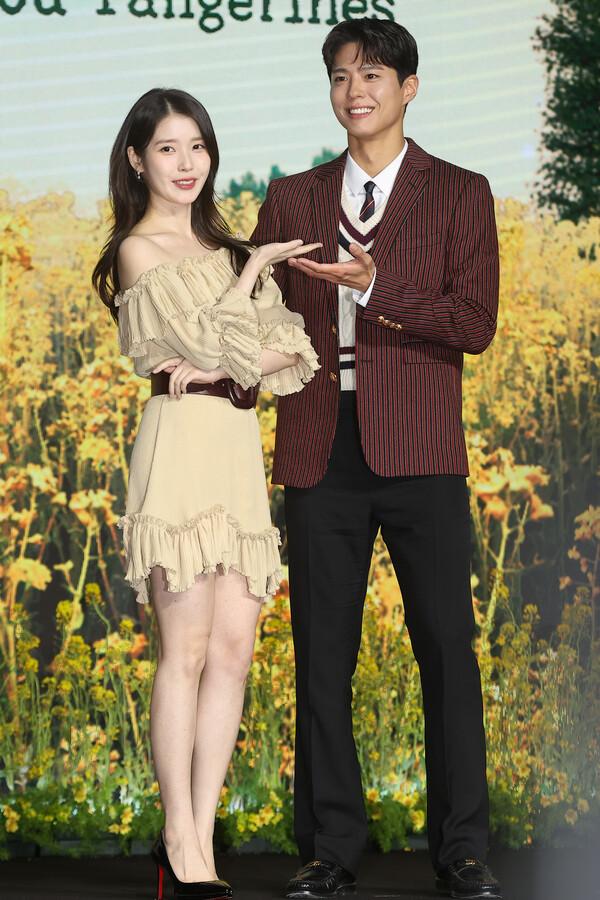 (서울=연합뉴스) 류효림 기자 = 배우 아이유, 박보검이 5일 서울 여의도 콘래드호텔에서 열린 넷플릭스 〈폭싹 속았수다〉 제작발표회에서 포즈를 취하고 있다.