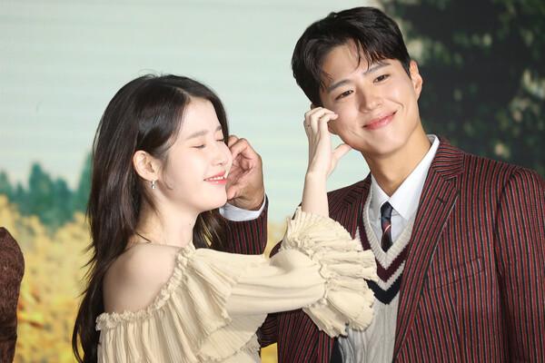 (서울=연합뉴스) 류효림 기자 = 배우 아이유, 박보검이 5일 서울 여의도 콘래드호텔에서 열린 넷플릭스 〈폭싹 속았수다〉 제작발표회에서 포즈를 취하고 있다.