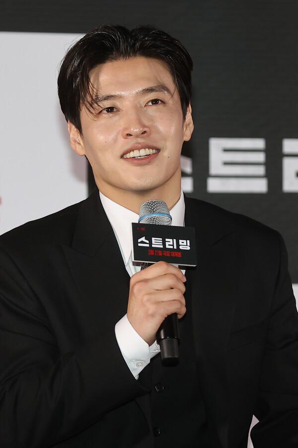 (서울=연합뉴스) 류효림 기자 = 배우 강하늘이 17일 서울 송파구 롯데시네마 롯데월드몰점에서 열린 영화 〈스트리밍〉 시사회 및 기자간담회에서 질문에 답하고 있다.