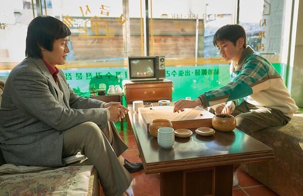 〈승부〉조훈현(이병헌, 왼)과 이창호