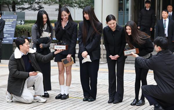 '어도어 활동금지 가처분' 법정출석 마친 뉴진스(NJZ) (서울=연합뉴스) 김인철 기자