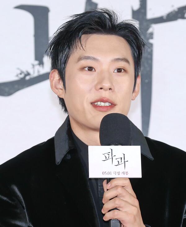 질문에 답하는 김성철(서울=연합뉴스) 이재희 기자 = 배우 김성철이 27일 서울 광진구 롯데시네마 건대입구점에서 열린 영화 〈파과〉 제작보고회에서 질문에 답하고 있다.