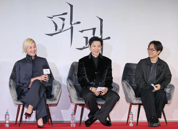'파과' 제작보고회(서울=연합뉴스) 이재희 기자 = 27일 서울 광진구 롯데시네마 건대입구점에서 열린 영화 〈파과〉 제작보고회에서 주연을 맡은 배우 이혜영(왼쪽부터), 김성철, 민규동 감독이 참석하고 있다.