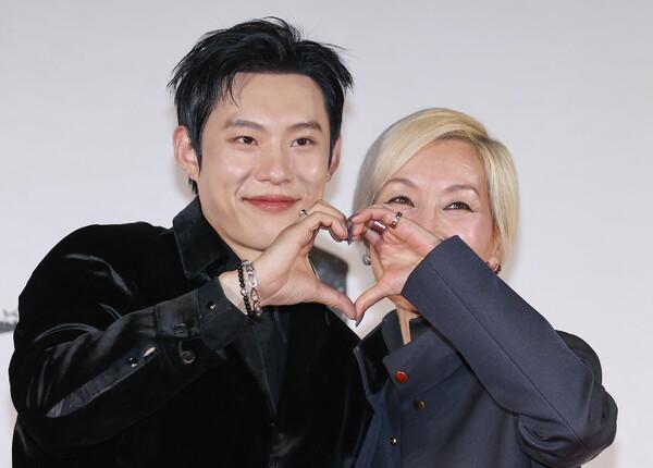 (서울=연합뉴스) 이재희 기자 = 배우 김성철과 이혜영이 27일 서울 광진구 롯데시네마 건대입구점에서 열린 영화 〈파과〉제작보고회에서 포즈를 취하고 있다.