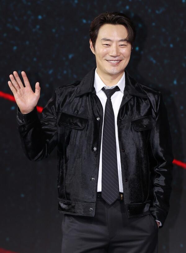 (서울=연합뉴스) 이재희 기자 = 배우 이희준이 31일 서울 종로구 JW 메리어트동대문호텔에서 열린 넷플릭스 시리즈 〈악연〉 제작발표회에서 포즈를 취하고 있다.